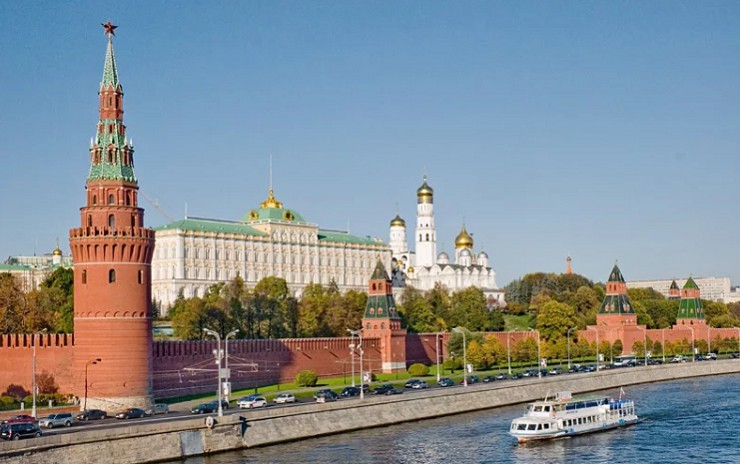 Вид на Московский Кремль со стороны Москвы-реки
