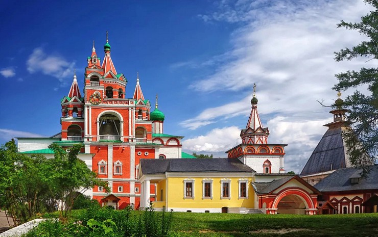Вид на колокольню и церковь Саввино-Сторожевского монастыря в Звенигороде