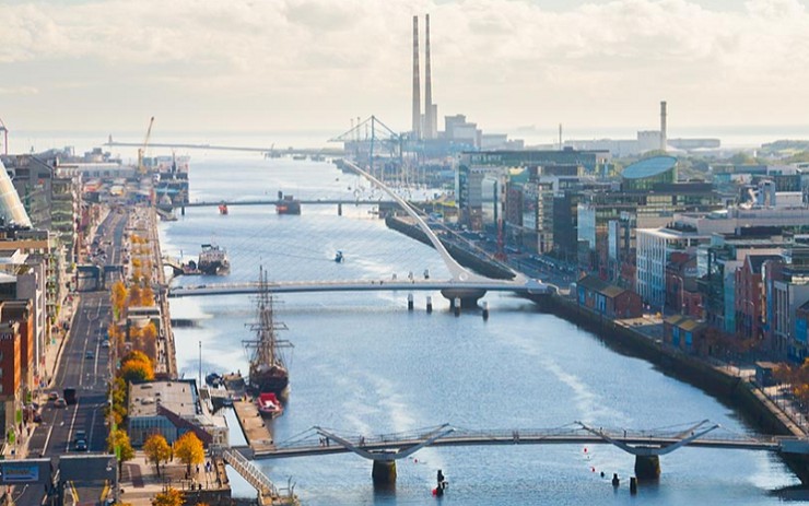 Дублин стоит на реке Лиффи, впадающей в Дублинский залив Ирландского моря