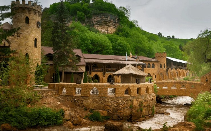 Каменный замок в ущелье горной реки Аликоновка