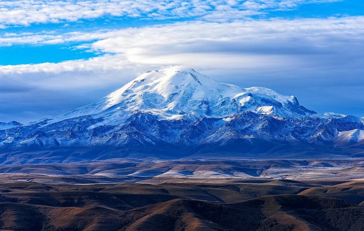 Величественный пейзаж Кавказских гор и Эльбруса
