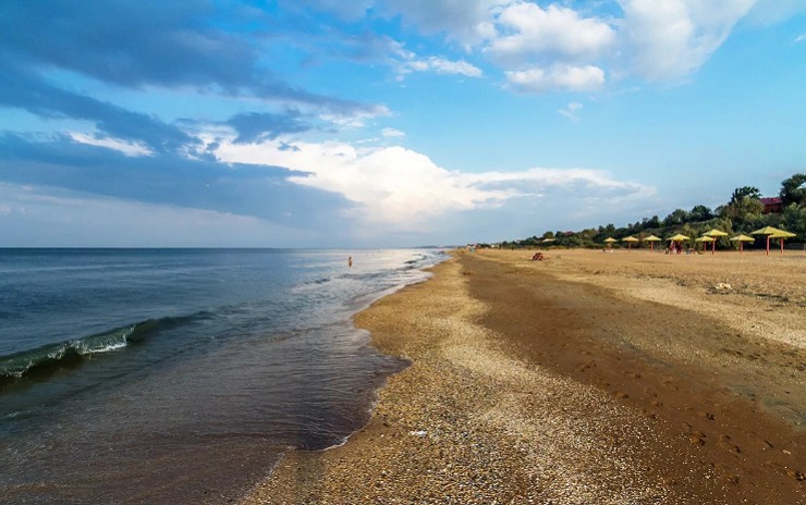 Песчаные пляжи побережья Азовского моря на полуострове Тамань