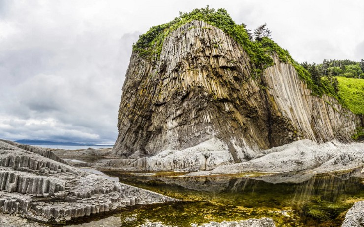 Скалы вулканического происхождения у мыса Столбчатый на острове Кунашир