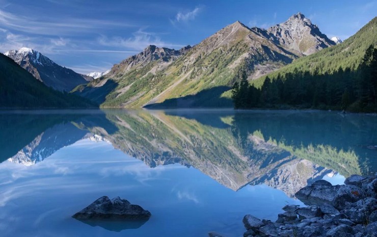 Озеро посреди отрогов Алтайских гор