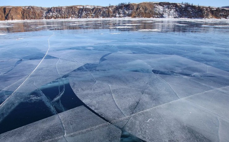 Узоры из трещин на толстом прозрачном льду Байкала