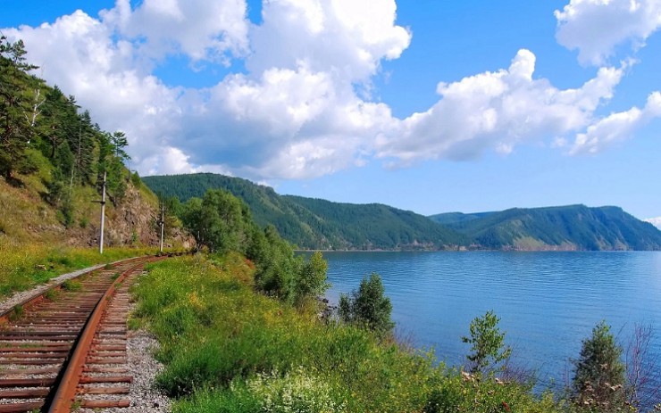 Кругобайкальская железная дорога на протяжении 100 км проходит вдоль побережья озера