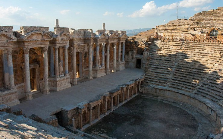 Руины античного амфитеатра в городе Иераполь