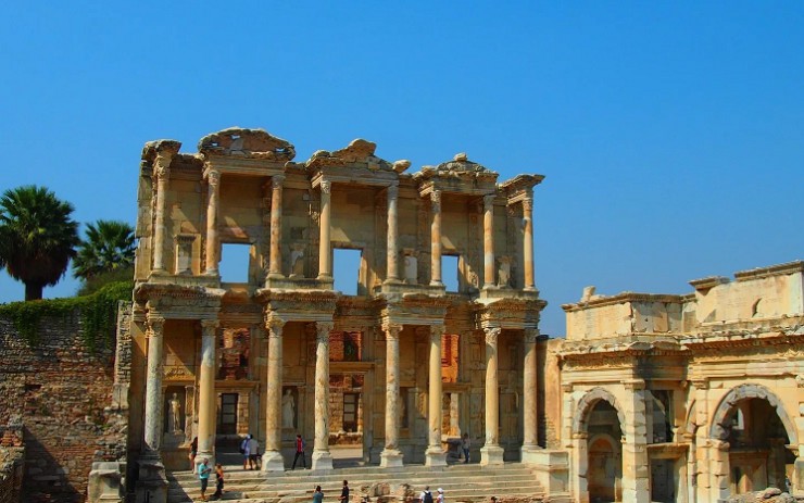 Руины библиотеки Цельсия в древнем Эфесе