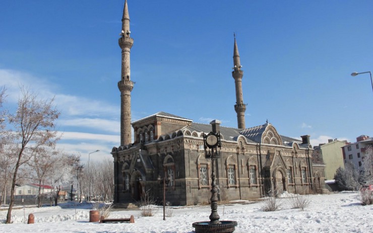 Армянская церковь Святых апостолов в Карсе, перестроенная в мечеть 
