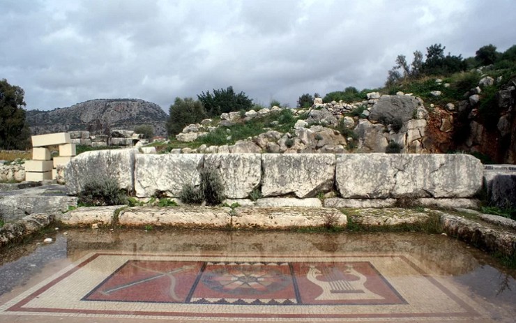 В руинах Летоона сохранились античные мозаики, посвященные Аполлону и Артемиде