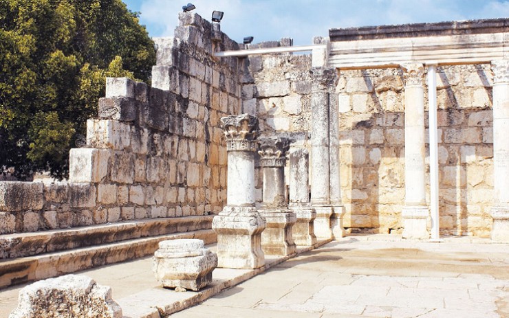 Руины Белой синагоги в древнем городе Капернаум