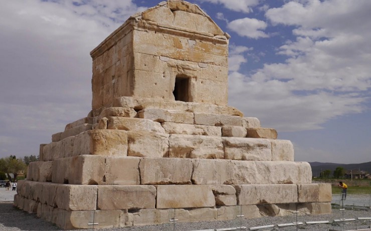 Мавзолей Кира Великого в иранском городе Пасаргады
