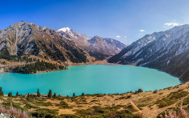 Большое Алматинское озеро в горах Заилийский Алатау