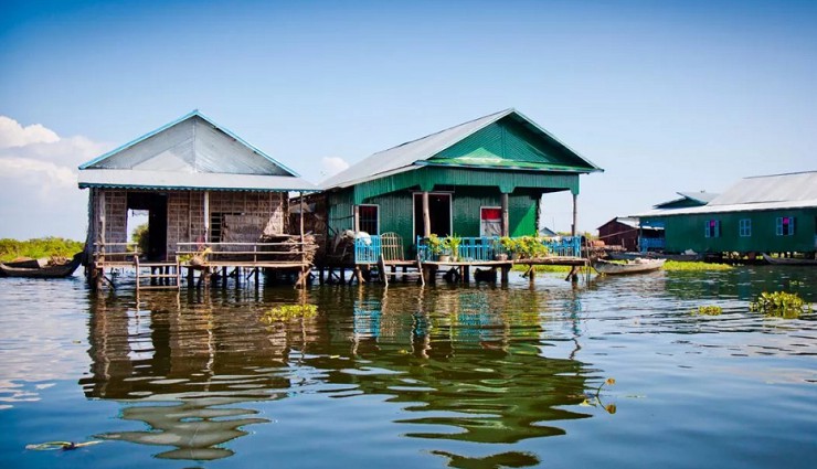 На озере Тонлесап люди живут в плавучих деревнях, редко сходя на берег