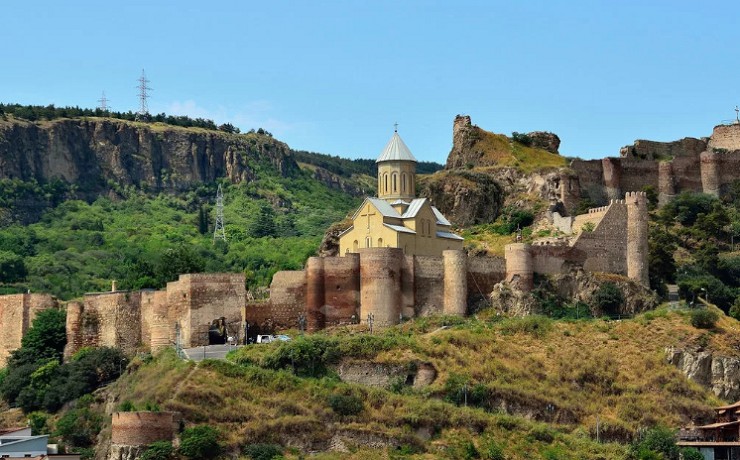 Над старым городом в Тбилиси возвышается крепость Нарикала