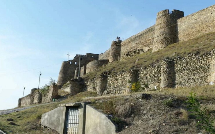 Крепость Горисцихе на скале в центре Гори