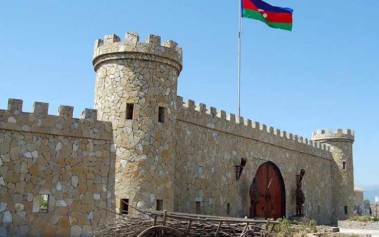 Городская стена и ворота в городе Ленкорань