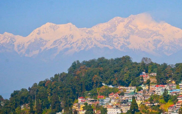 Вид на город Дарджилинг и окружающие его горы Гималаи