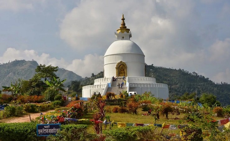 Ступа мира, возведенная на вершине горы Покхара