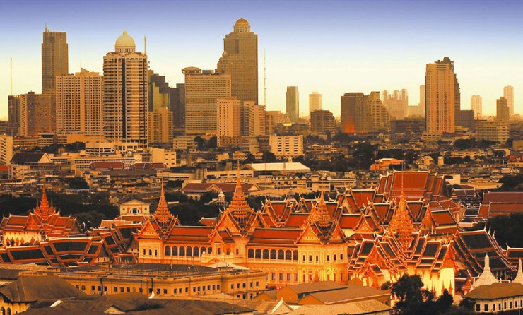 Вид на Королевский дворец на фоне небоскребов Бангкока