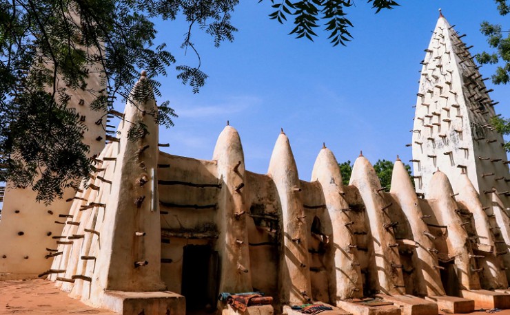 Мечеть в сахельском стиле в городе Бобо-Диолассо