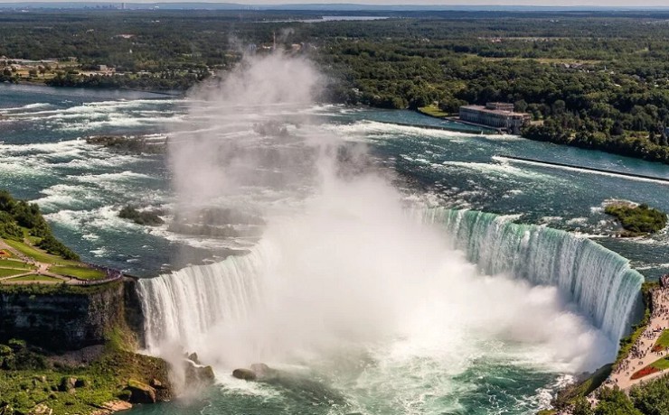 Ниагарский водопад — чудо природы, расположенное на границе Канады и США