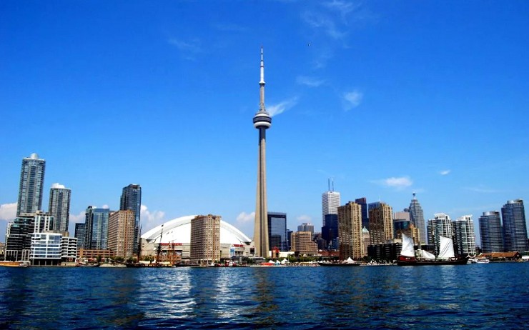 В панораме Торонто выделяется телебашня Си-Эн Тауэр