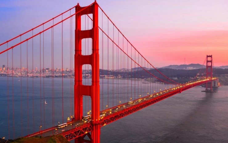 Вид на мост «Золотые ворота» и город Сан-Франциско со стороны одноименного залива