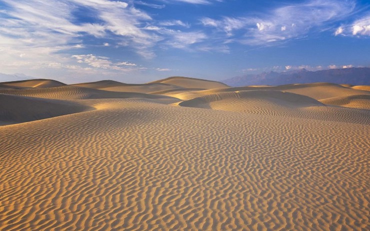  Вид на дюны и скалы в Долине Смерти — самом жарком национальном парке США