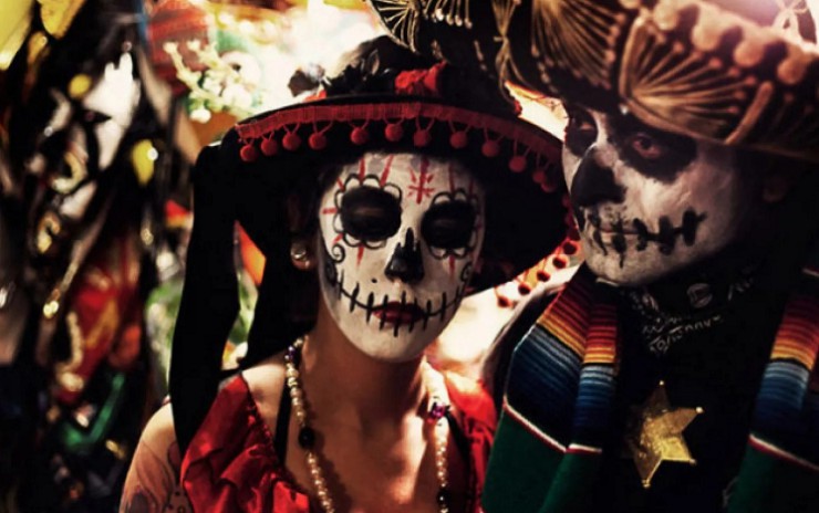 Мексиканцы отмечают День мертвых весельем и музыкой