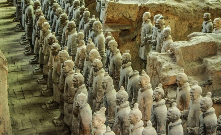Гробницу Цинь Шихуанди в Сиане охраняет огромная терракотовая армия