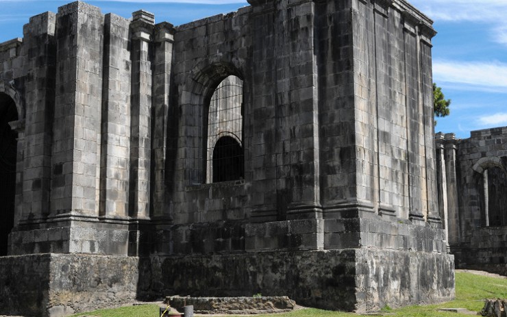 В городе Картаго сохранились руины католического храма, разрушенного землетрясением