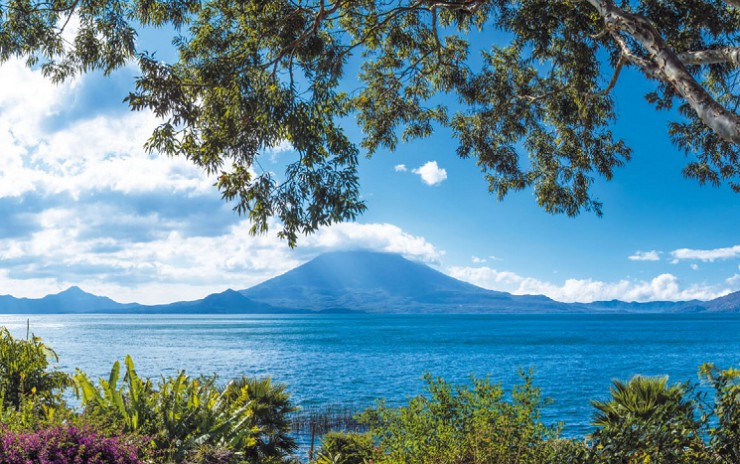 Вулканы и озера — неотъемлемая часть пейзажей Гватемалы