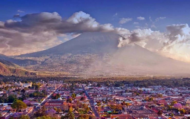 Вид на окруженный вулканами город Антигуа