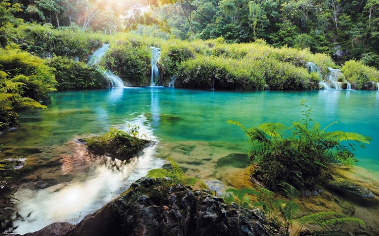 Ярко-бирюзовая вода в природных бассейнах национального парка «Семук Чампей»