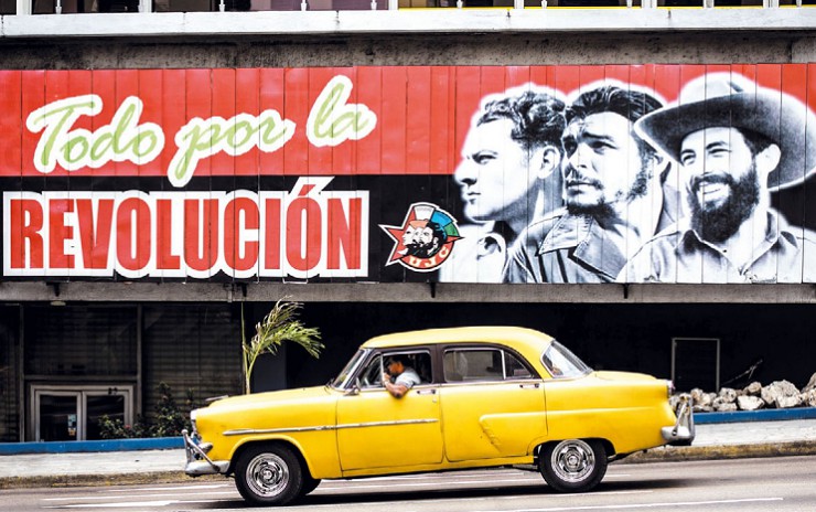 Ретро-автомобили и революционная символика — типичные детали кубинского пейзажа