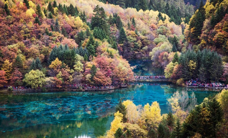 Осенний вид на озеро в долине Цзючжайгоу