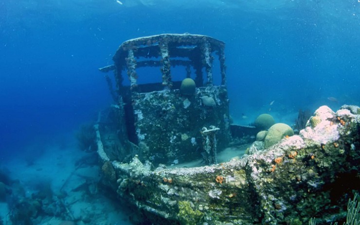 У берегов острова Гранд Багама покоится не один затонувший корабль