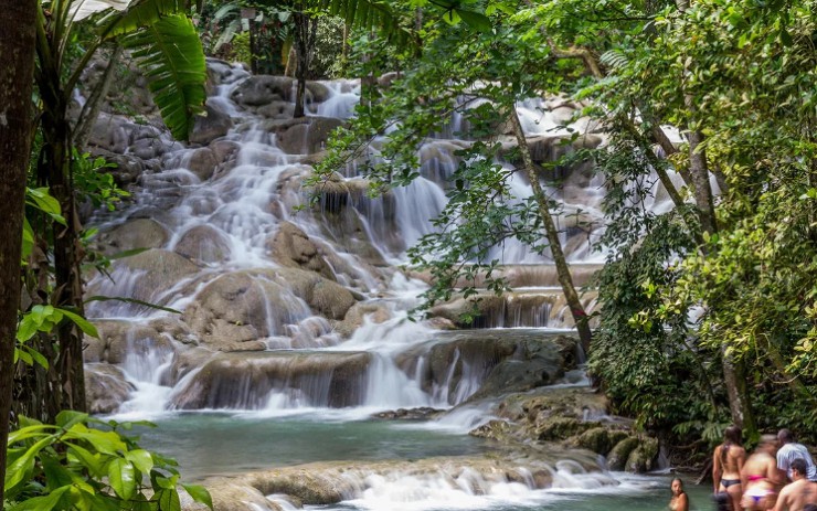 Одно из развлечений на Ямайке — подъем по водопаду на реке Дан
