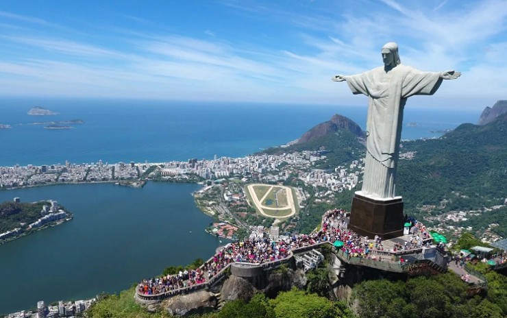 Статуя Христа-Искупителя над Рио-де-Жанейро — один из символов Бразилии
