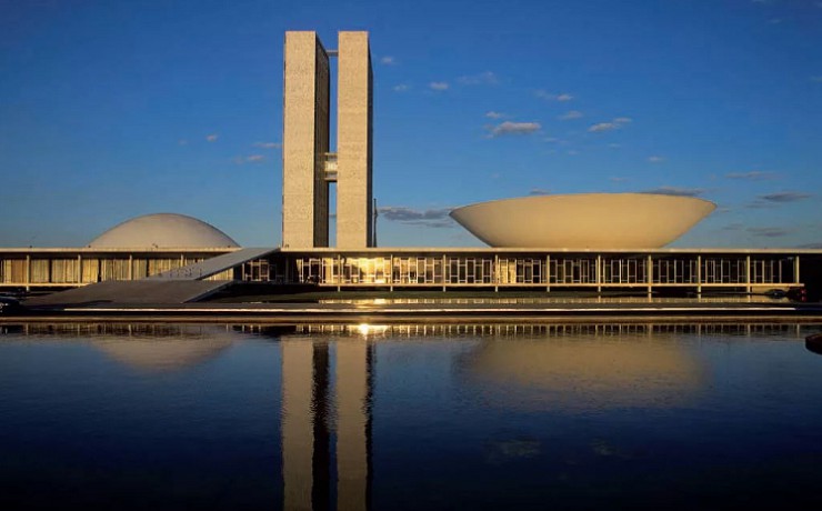 Футуристические небоскребы Дворца Национального конгресса в Бразилиа