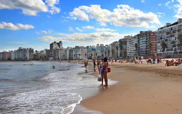  Пляж в столице Уругвая — Монтевидео