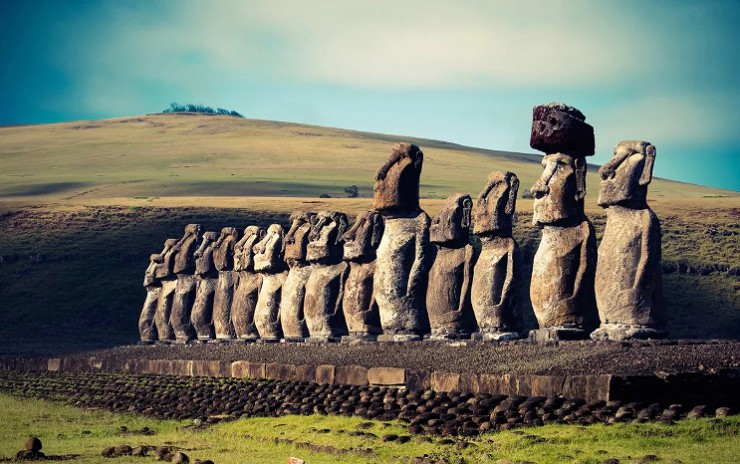 На платформе Тонгарики на острове Пасхи стоят 15 каменных гигантов