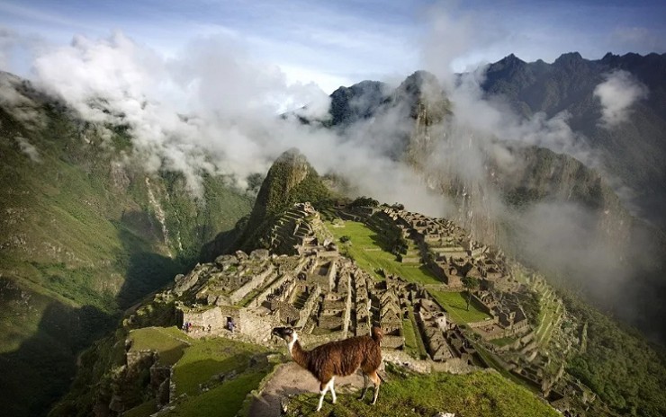 Затерянный город инков Мачу-Пикчу в горах над долиной реки Урубамбы
