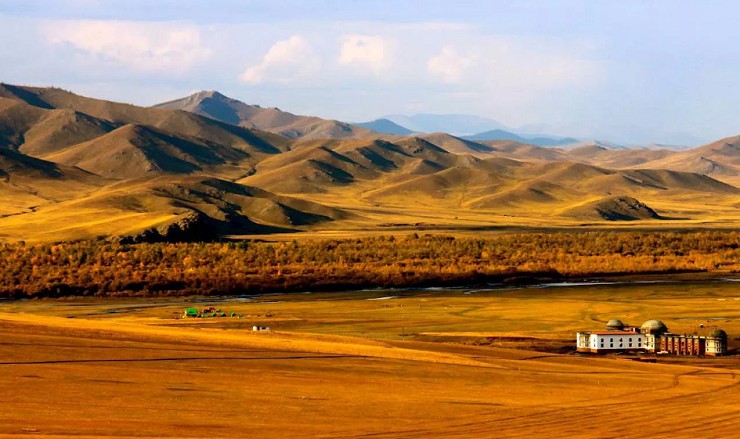 Монголия — страна бескрайних степей и заснеженных гор