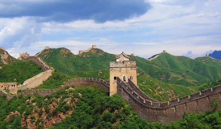 Панорама отреставрированного участка Великой Китайской стены 