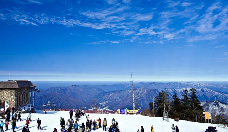 С высот курорта Ёнпхён отрываются великолепные виды на горы