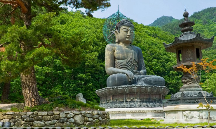 Статуя Будды на фоне пейзажей национального парка «Сораксан»
