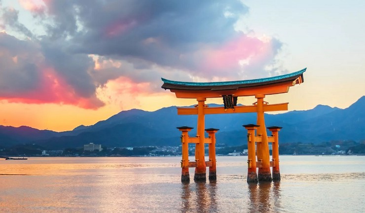 Красные тории близ Ицукусимы — один из трех знаменитых пейзажей Японии