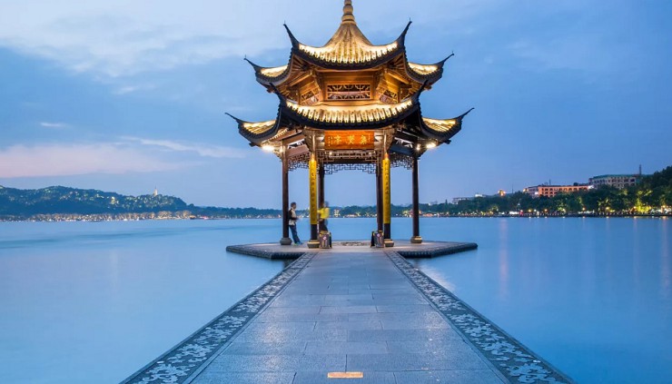 Живописное озеро Сиху в центре города Ханчжоу
